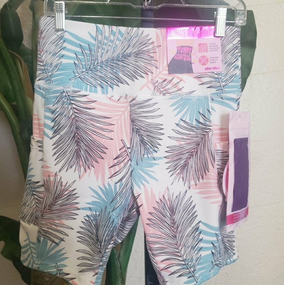 Butt Sculpting Leaf Yoga Shorts w/ Workout Band